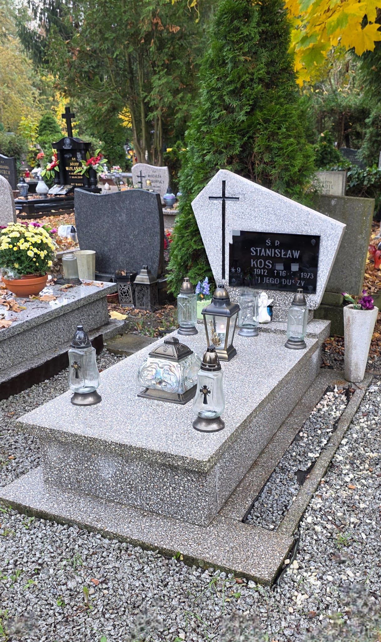 Nagrobek po sprzątaniu i uporządkowaniu otoczenia przez CleanGrób