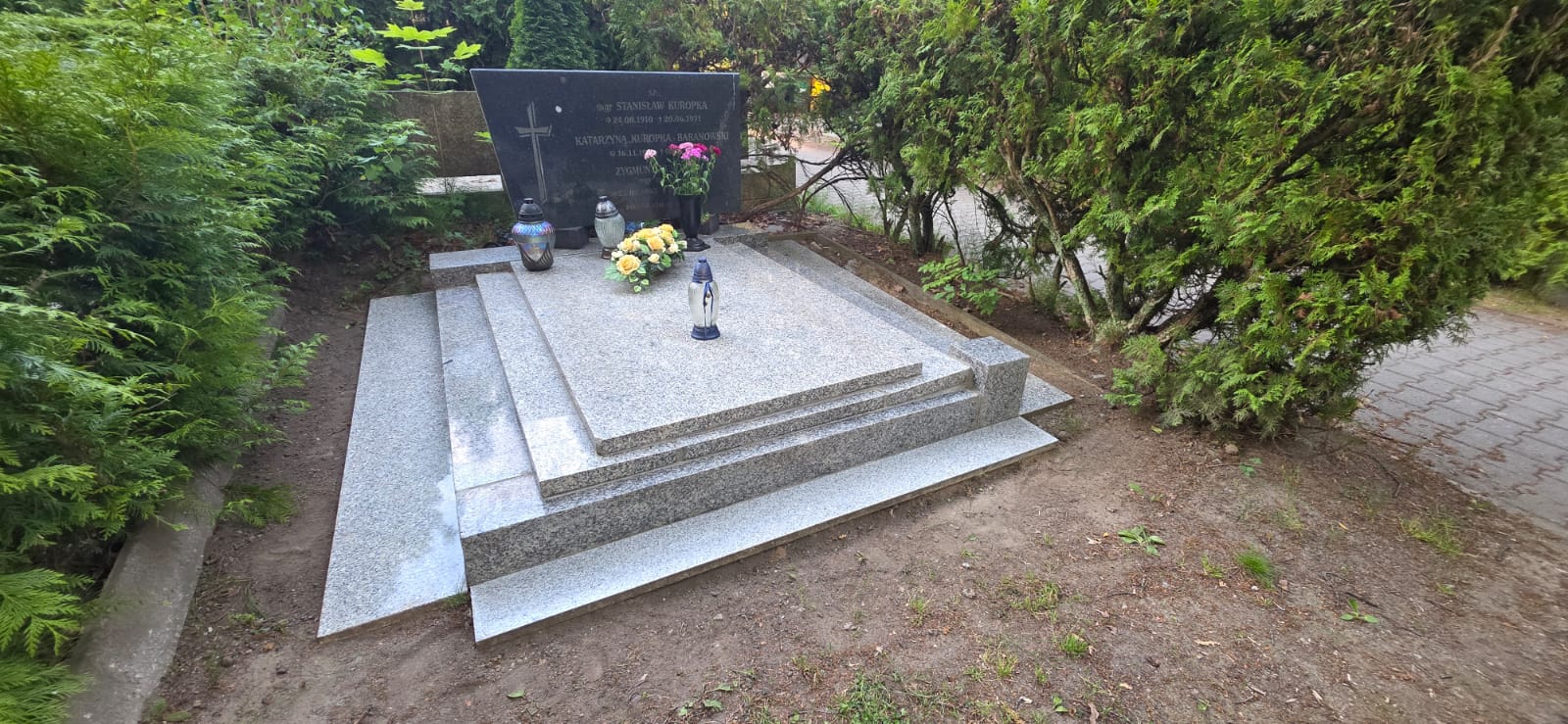 Mycie dużego grobu rodzinnego — realizacja CleanGrób
